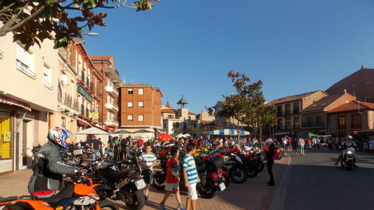 La plaza de la Constitución se convirtió en un aparcamiento motero.