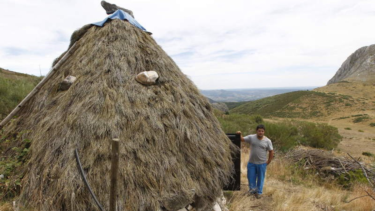 Rubén Valín Tascón junto al chozo reconstruido