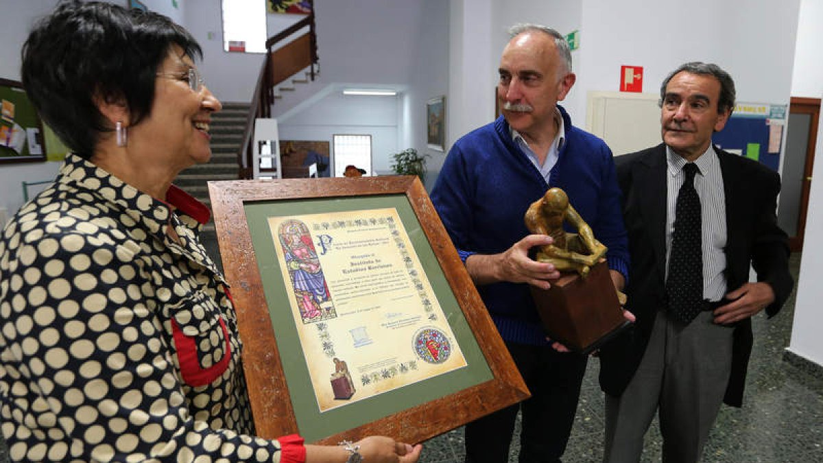 Mar Palacio, Gregorio Fernández Castañón y Nicolás Miñambres, ayer en la Casa de la Cultura.