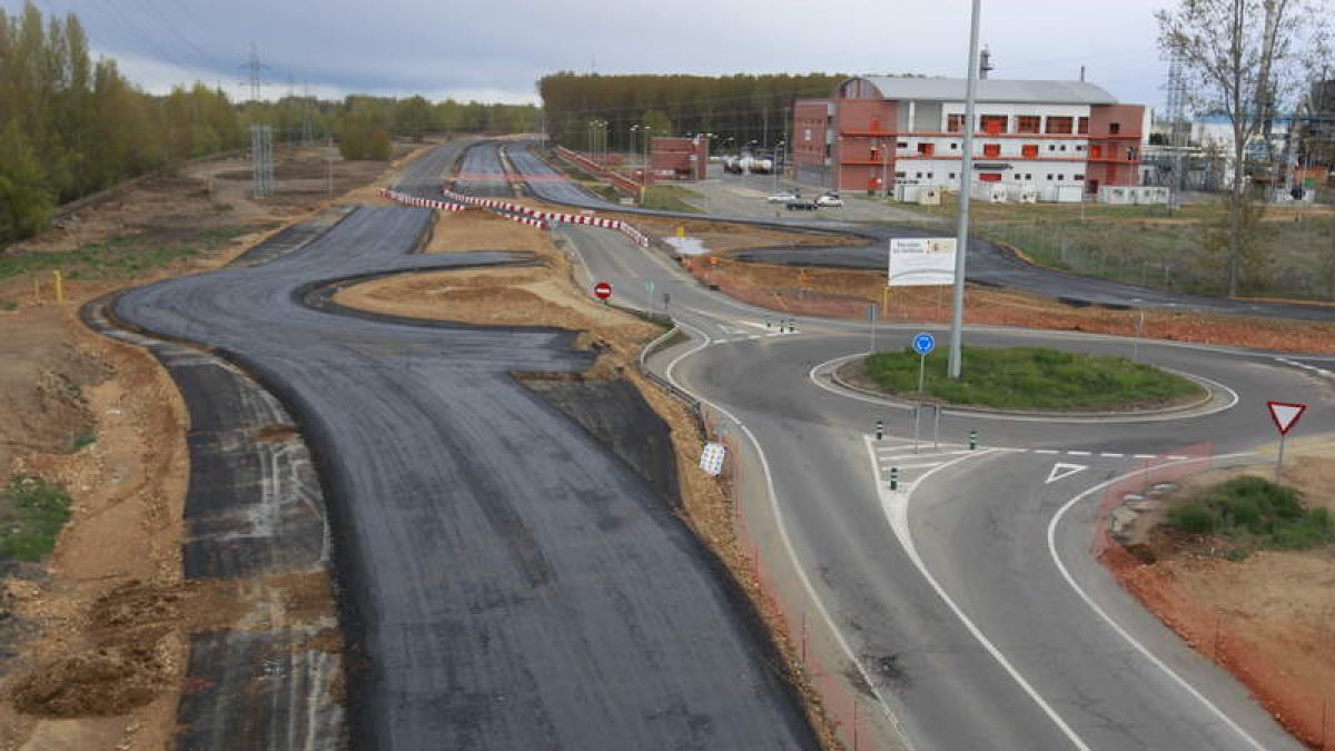 Estado que presentaban ayer domingo por la tarde las obras del acceso sur a León.