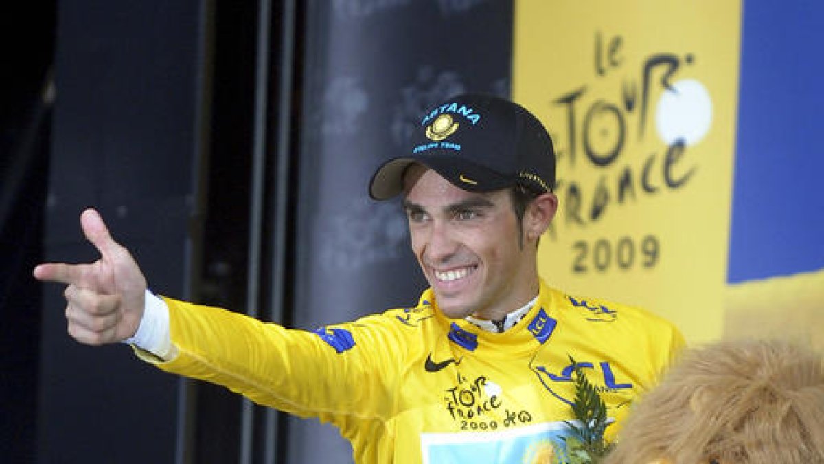Contador realiza su gesto de la victoria, con una gran sonrisa, tras ganar la contrarreloj de Annecy