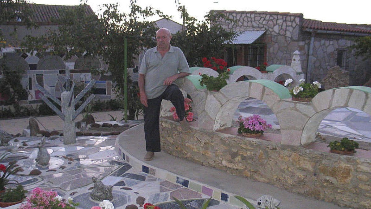 José Vega, de 83 años de edad, en el patio de su casa rodeado de piezas y mosaicos de mármol.