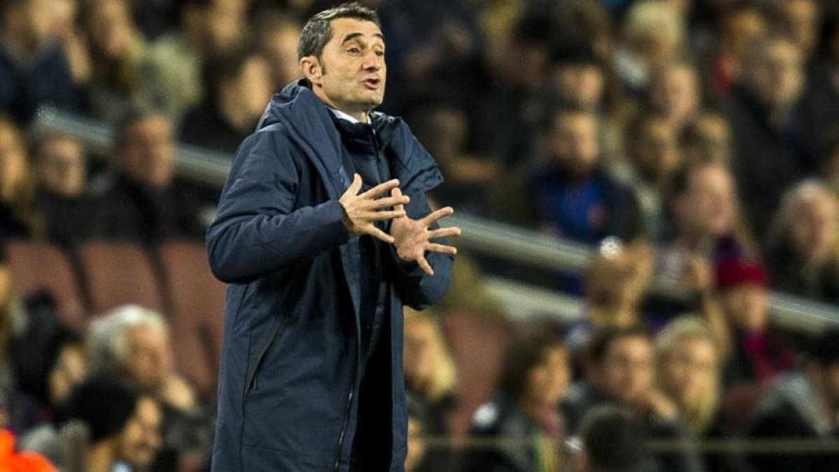 Valverde da instrucciones a sus jugadores durante el Barça-Murcia.