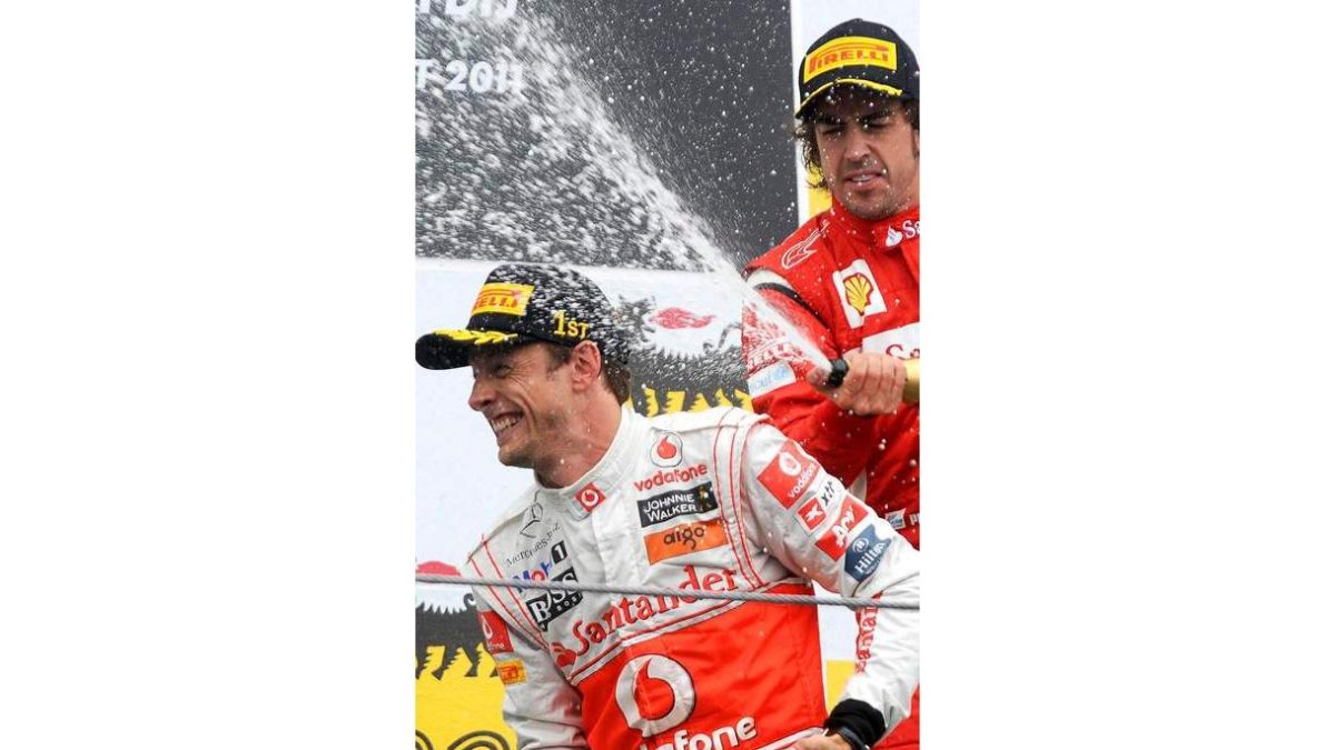 Button y Alonso celebran el podio del Gran Premio de Hungría.