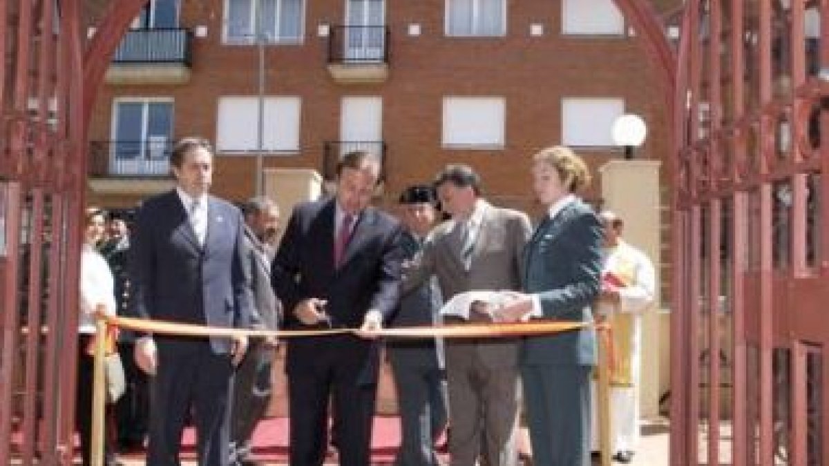 José Manuel Lora, Joan Mesquida y Miguel Alejo, en la inauguración del cuartel