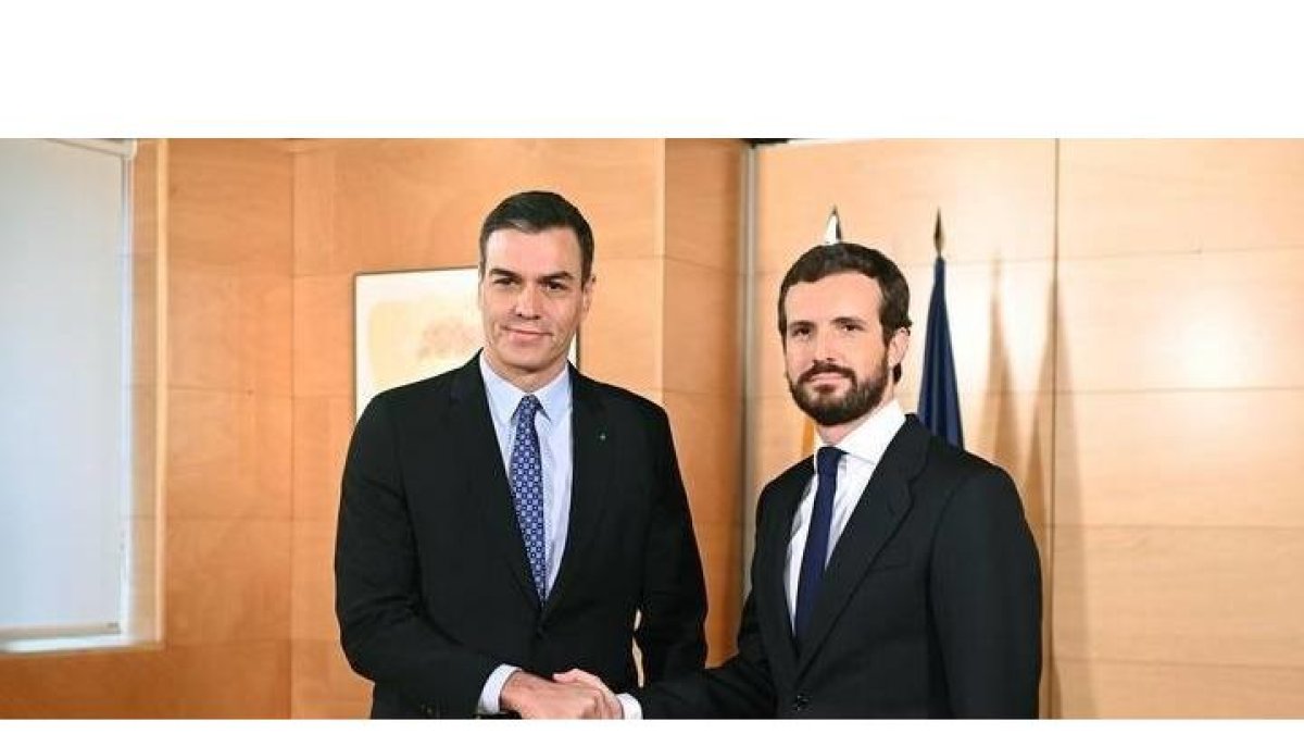 Pedro Sánchez y Pablo Casado al comienzo de la reunión. FERNANDO VILLAR