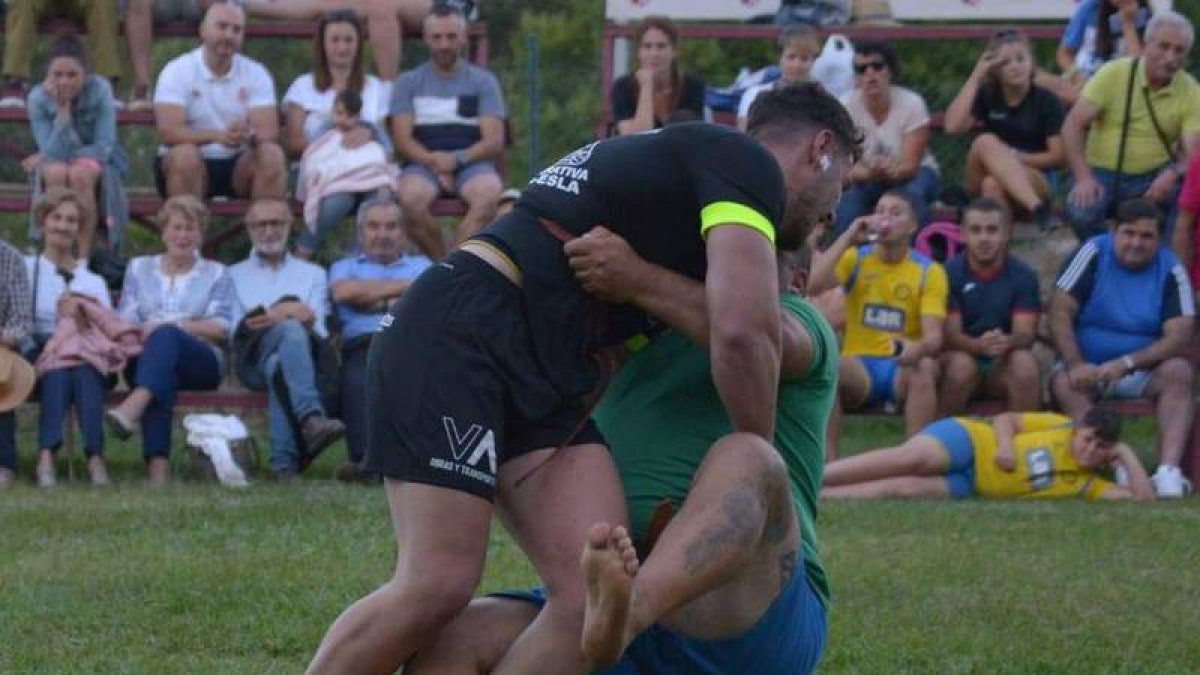 Pedro Alvarado, gran vencedor de la jornada en Cistierna, combate contra Víctor Hernández. DL