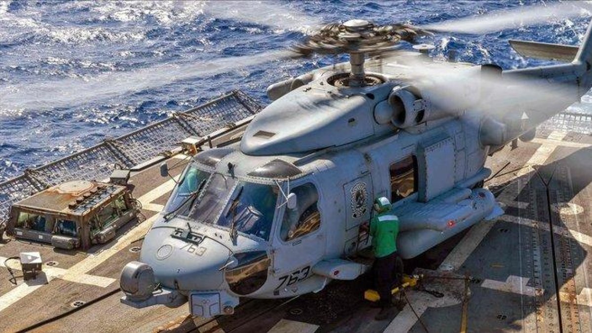 Un helicóptero en el USS Abraham Lincoln.