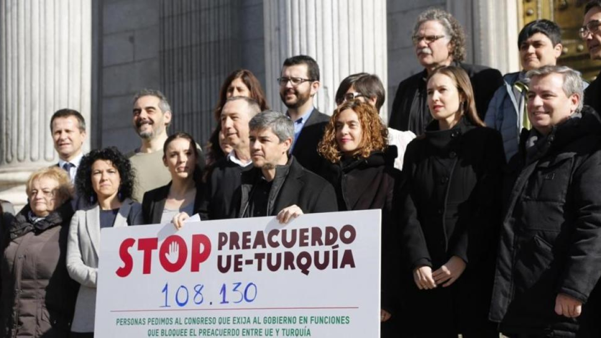 Protesta de diputados de distintos grupos contra el preacuerdo entre la UE y Turquía sobre refugiados a las puertas del Congreso.
