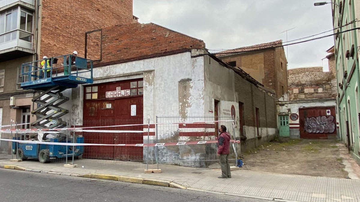Los operarios han comenzado por desmontar el tejado de la nave que oculta el antiguo molino Sidrón. RAMIRO