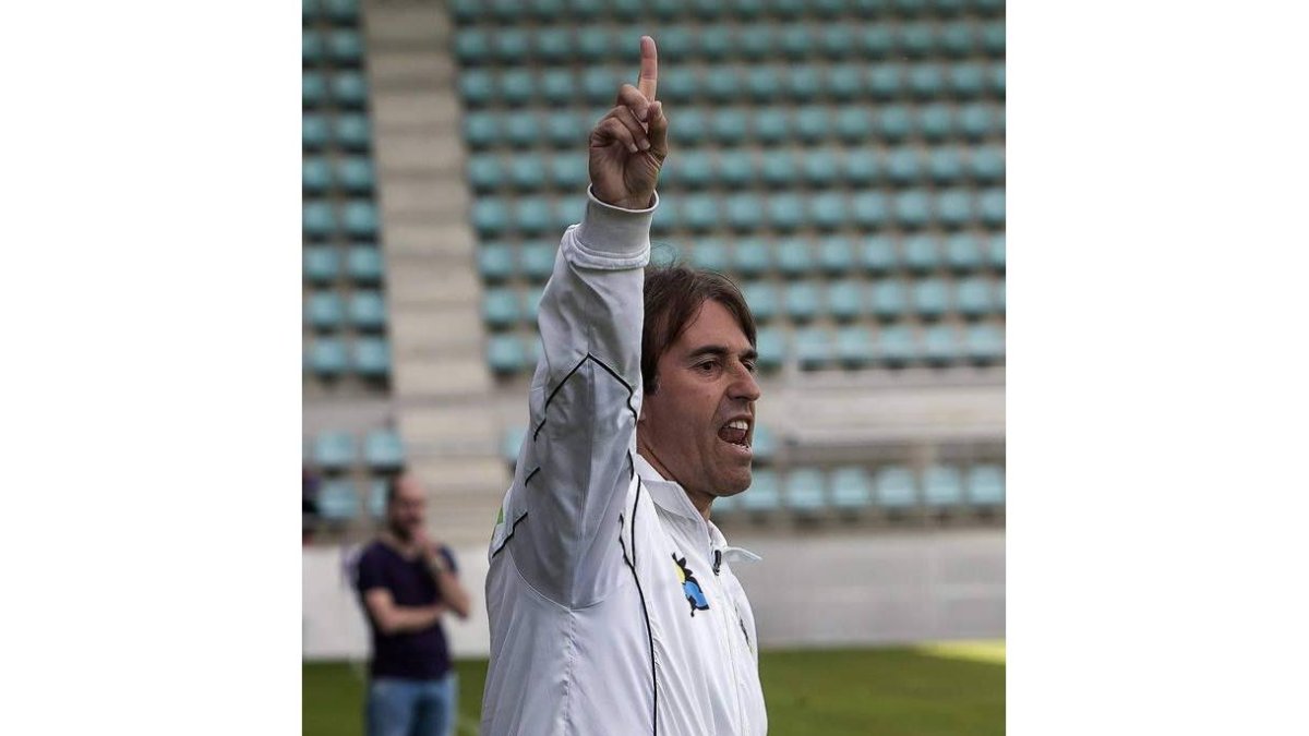 Carlos Tornadijo corrige a los suyos durante un partido.
