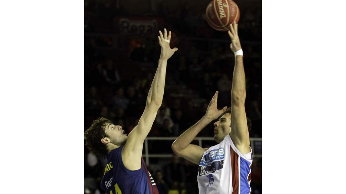 Junyent lanza a canasta ante la oposición de Ante Tomic.