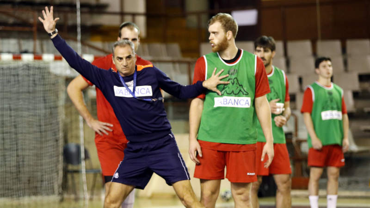 El técnico Rafa Guijosa da instrucciones a sus pivotes Piñeiro y Pesic durante un entrenamiento. MARCIANO PÉREZ