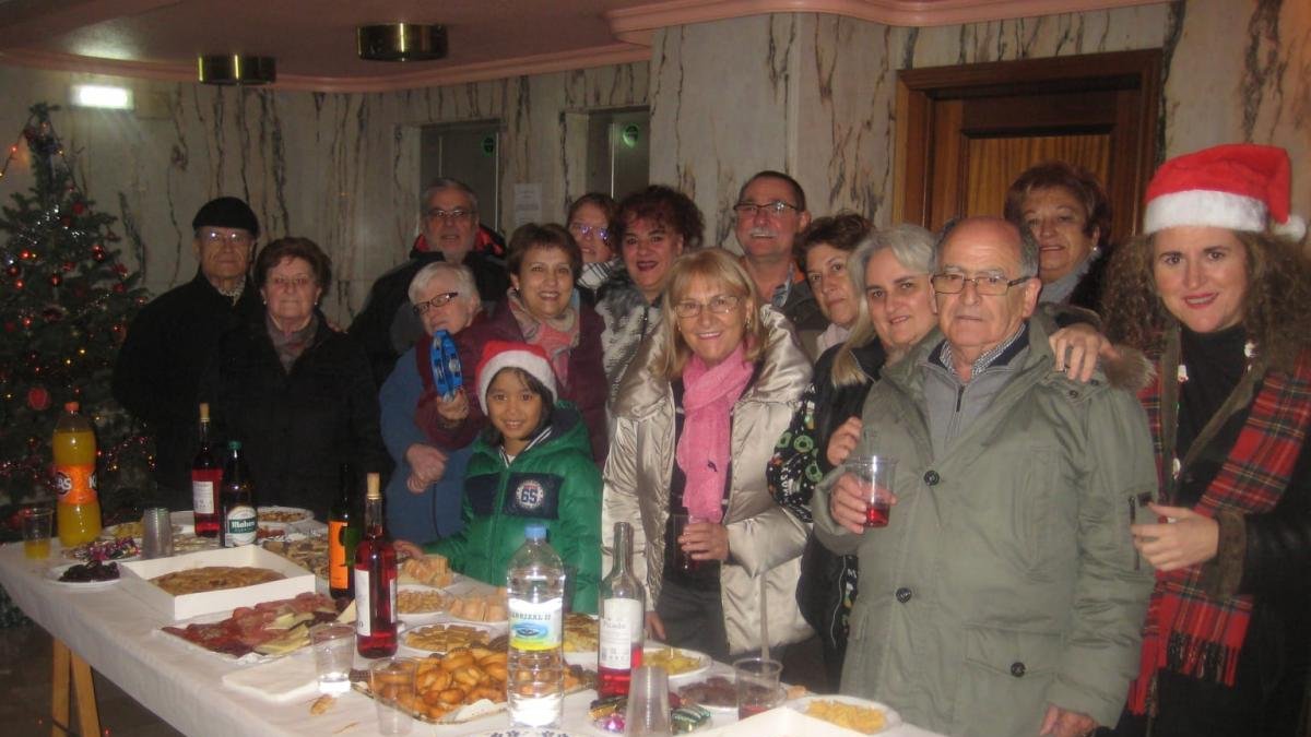 Imagen de algunos de los vecinos del inmueble durante la celebración