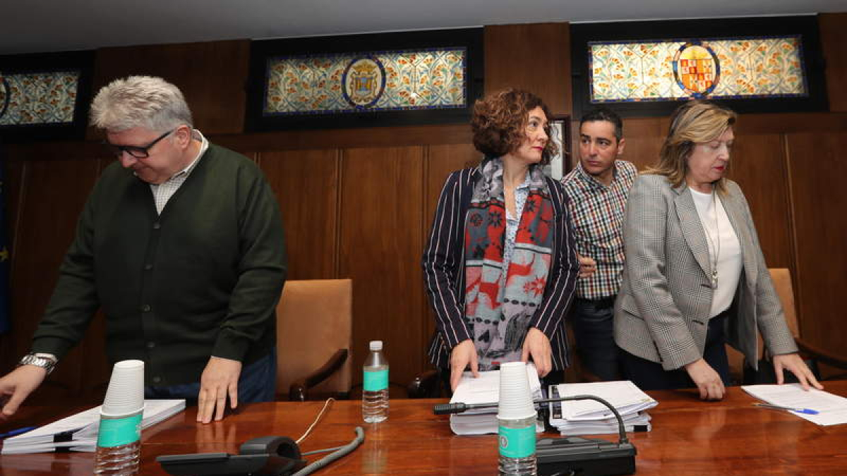 Miranda, Merayo, Mendo y Gancedo, ayer en el salón de plenos, instantes antes del comienzo de la sesión. ANA F. BARREDO