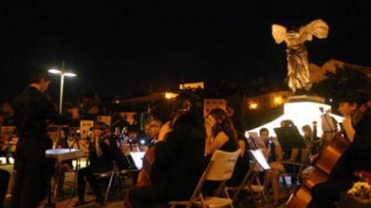 Cuarenta jóvenes músicos interpretaron piezas de compositores clásicos.