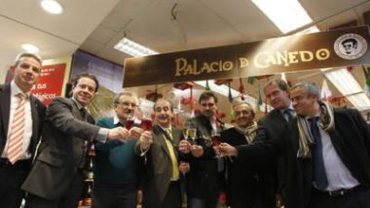 Prada y el director de El Corte Inglés, Manuel Orellana, junto a los invitados a la presentación.