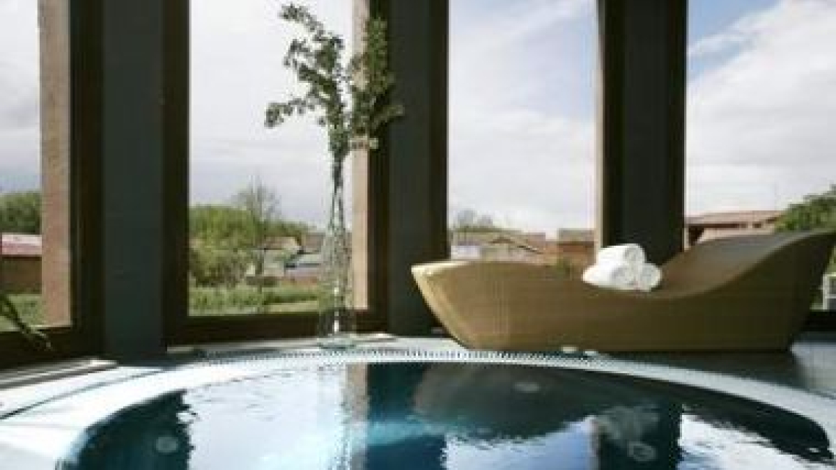 El jacuzzi del centro de tratamiento, habitación e instalaciones de Aqua Luna Spa de Secarejo.