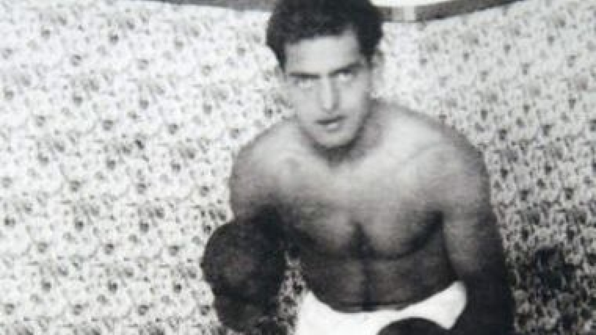 Buñuel boxeando en su etapa de estudiante universitario en Madrid