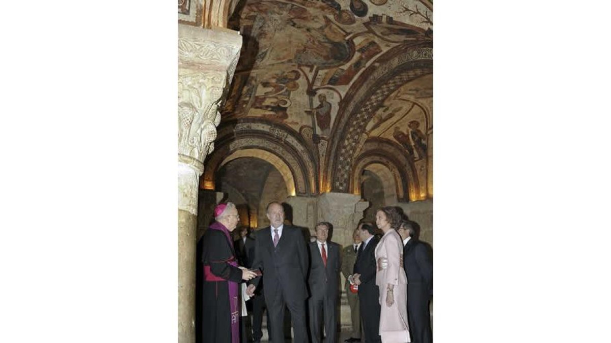 Los Reyes, en el Panteón Real isidoriano, siguiendo atentamente las explicaciones del obispo.
