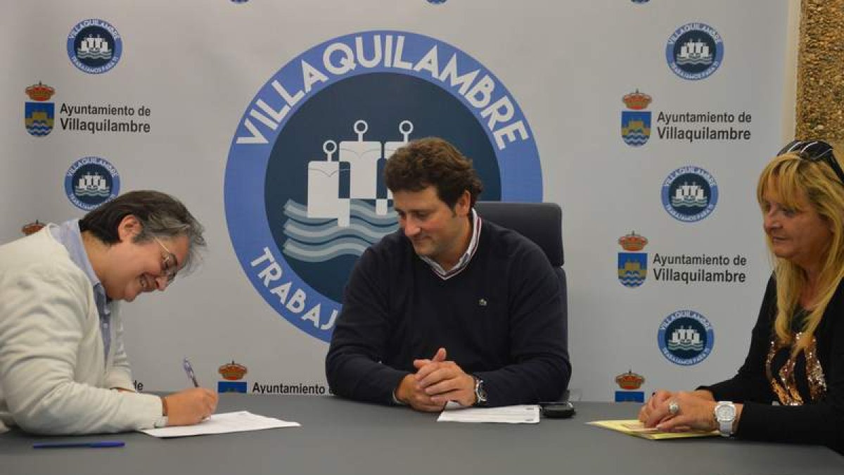La representante de la asociación Valponasca, el alcalde y Carmen Oláiz, en la firma del convenio. DL