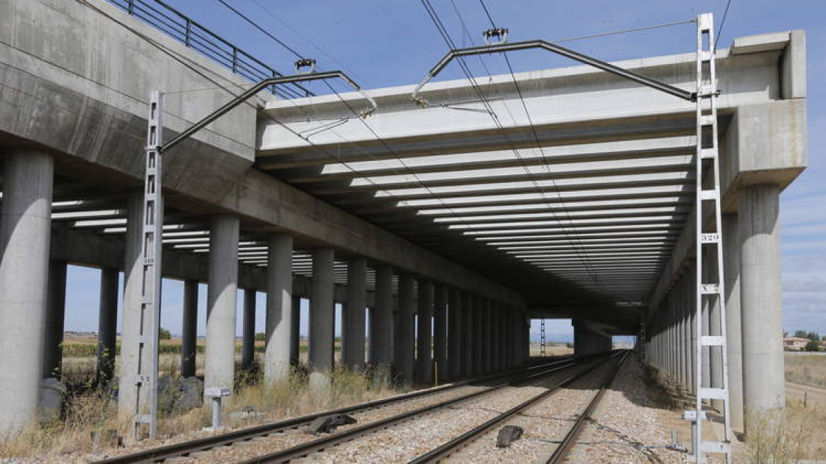 Catenaria del trazado del AVE a León.