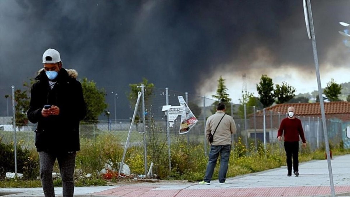Vecinos de Seseña pasean por el pueblo con mascarillas debido al incendio del mayor cementerio de neumáticos de Europa