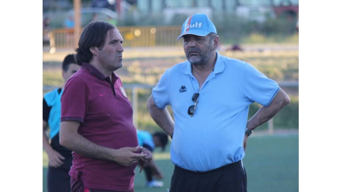 Rafael Carmona, del Atlético, y Manolo Díaz, presidente de la Peña. DL