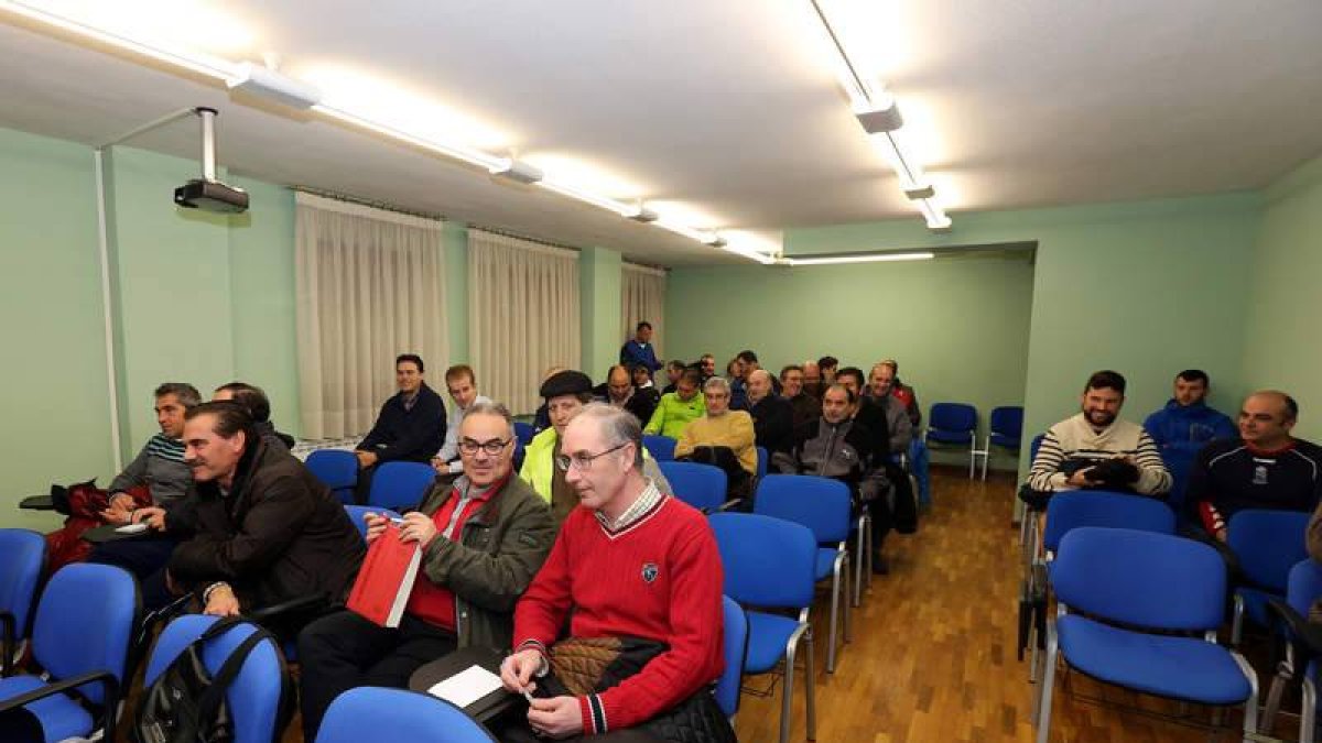Reunión en el salón de actos de la Delegación Leonesa de Fútbol