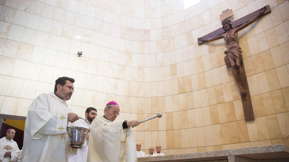 Renzo Fratini bendijo el templo y consagró el altar mayor de Nuestra Señora del Rosario. FERNANDO OTERO