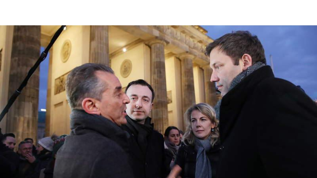 Los líderes de la CDU, FDP, y SPD hablan ayer ante la puerta de Brandenburgo.