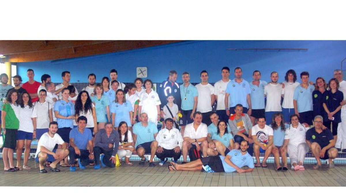 Los integrantes de La Venatoria posan tras su participación en el campeonato por equipos.