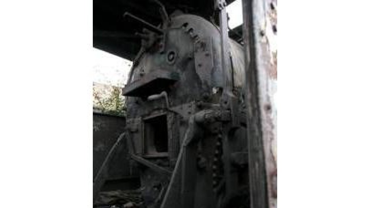 Interior de una cabina, con la puerta de la caldera abierta