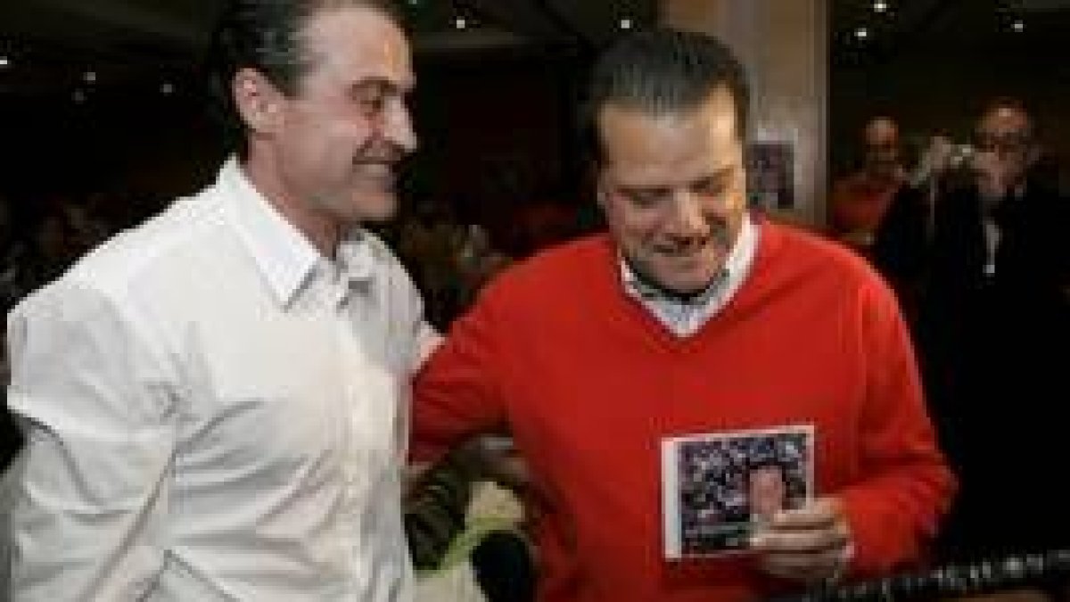 Amilivia recibe el himno de manos de uno de los miembros de la peña