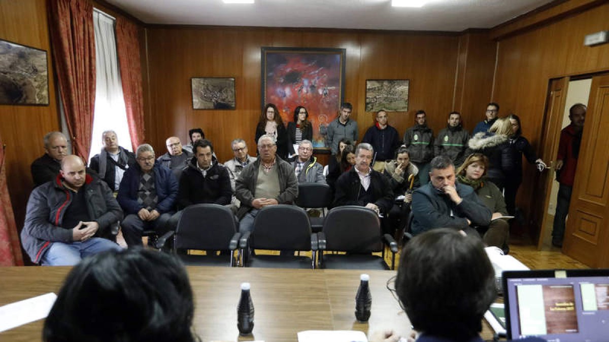 Suárez-Quiñones explicó las obras a alcaldes y vecinos. MARCIANO