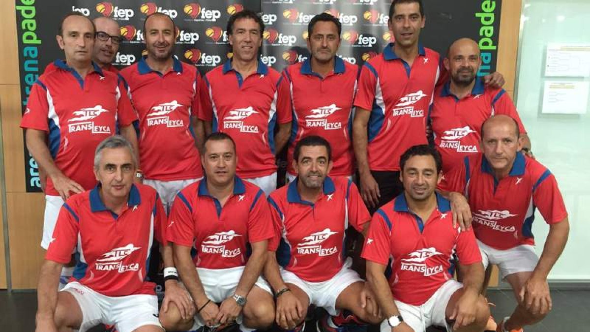 Foto de familia del equipo leonés Tenis5Pádel, que ha logrado la permanencia en el torneo disputado en Pamplona. DL