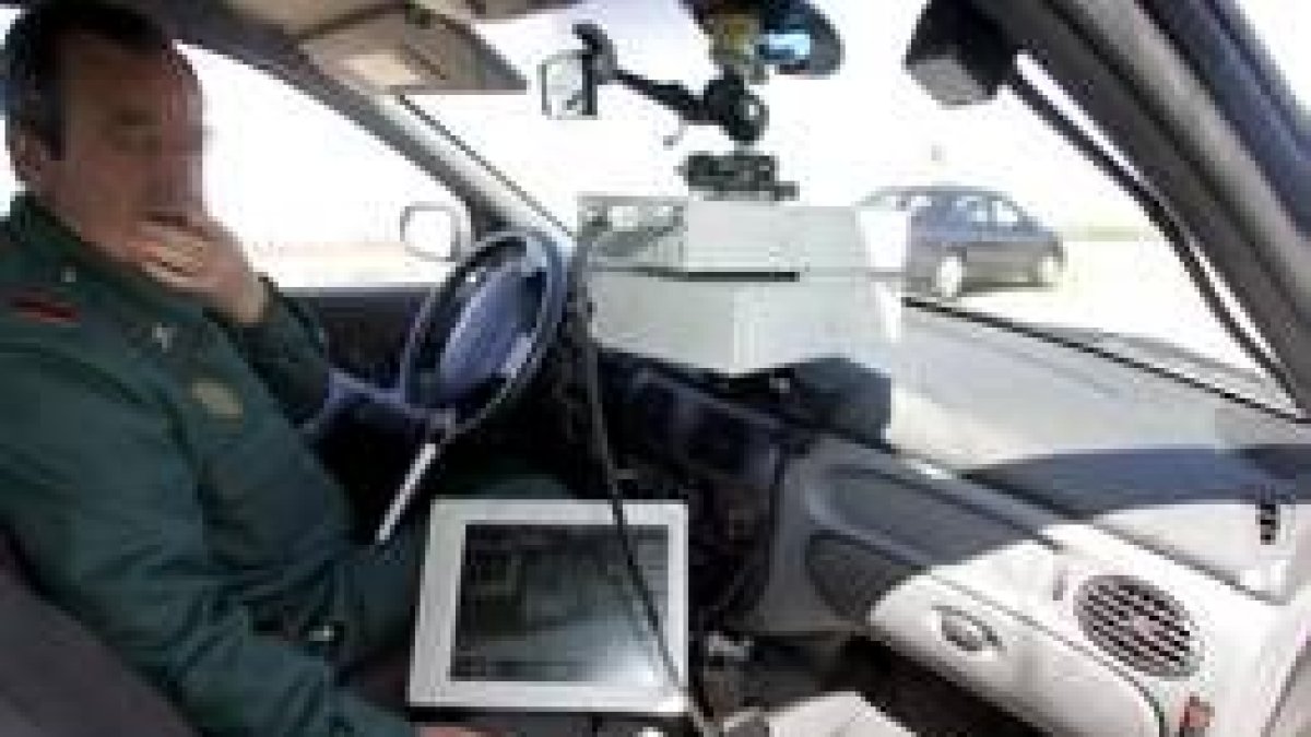 Un guardia civil observa el dispositivo de radar dentro del vehículo