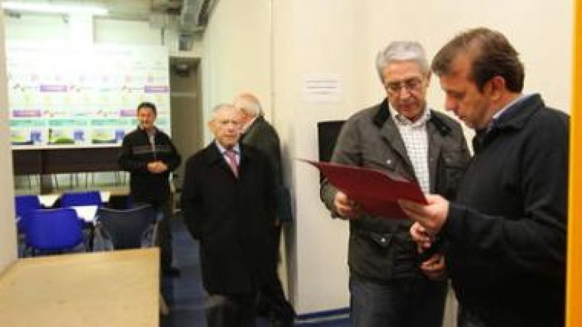 Los accionistas mayoritarios de Profutle antes de iniciar ayer la junta general.