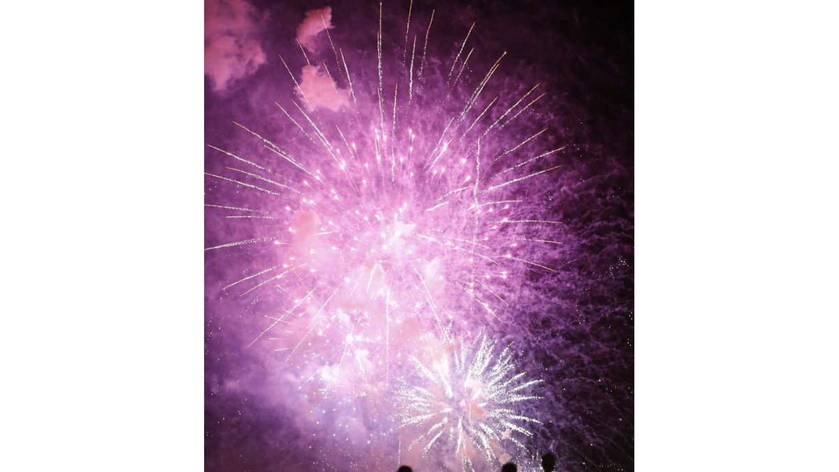 Fuegos artificiales en la noche de San Juan.