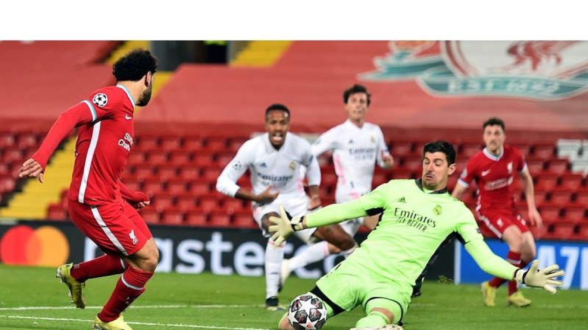 Mohamed Salah se topó con un Thibaut Courtois extraordinario en el partido de vuelta de los cuartos de final de la Liga de Campeones disputado en Anfield. PETER POWELL
