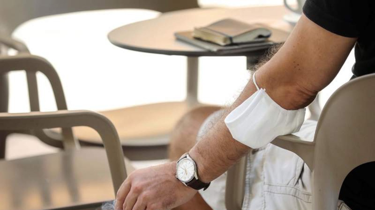 Un hombre fuma un cigarro este viernes en Valencia. ANA ESCOBAR