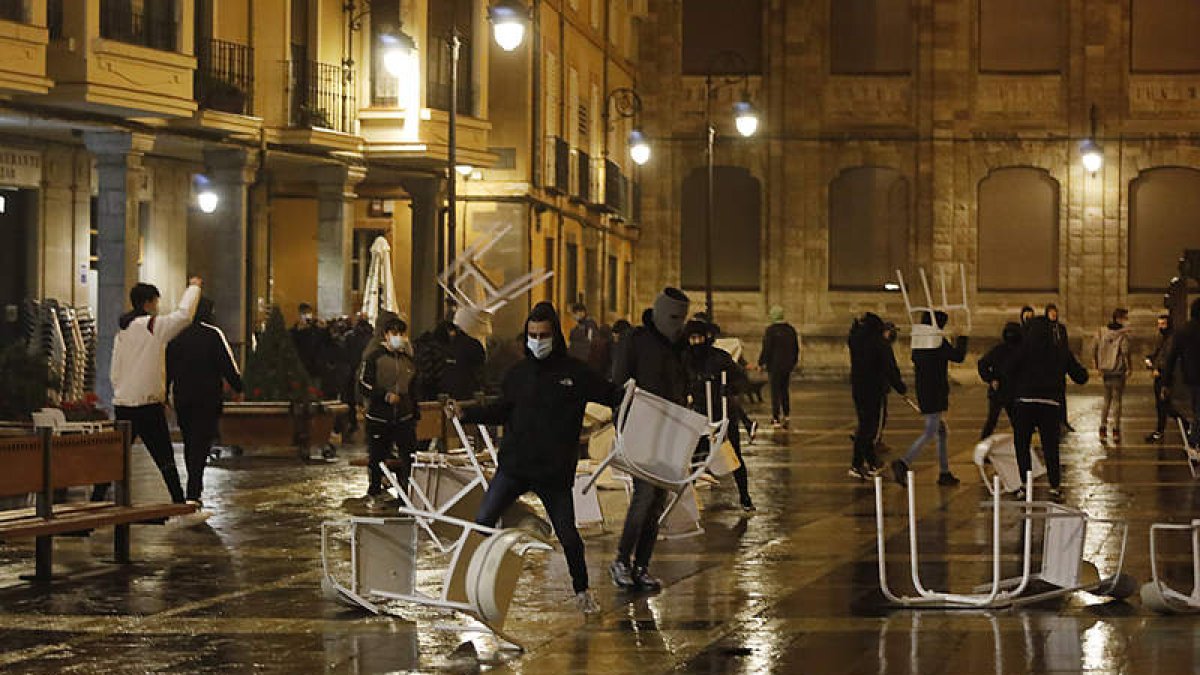 Los incidentes más graves tuvieron lugar en la plaza de la Regla, con varias terrazas destrozadas. MARCIANO PÉREZ