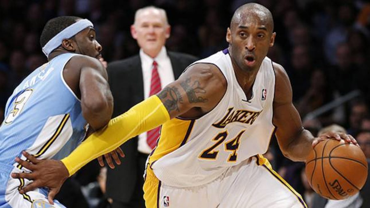 Kobe Bryant trata de deshacerse de Ty Lawson.
