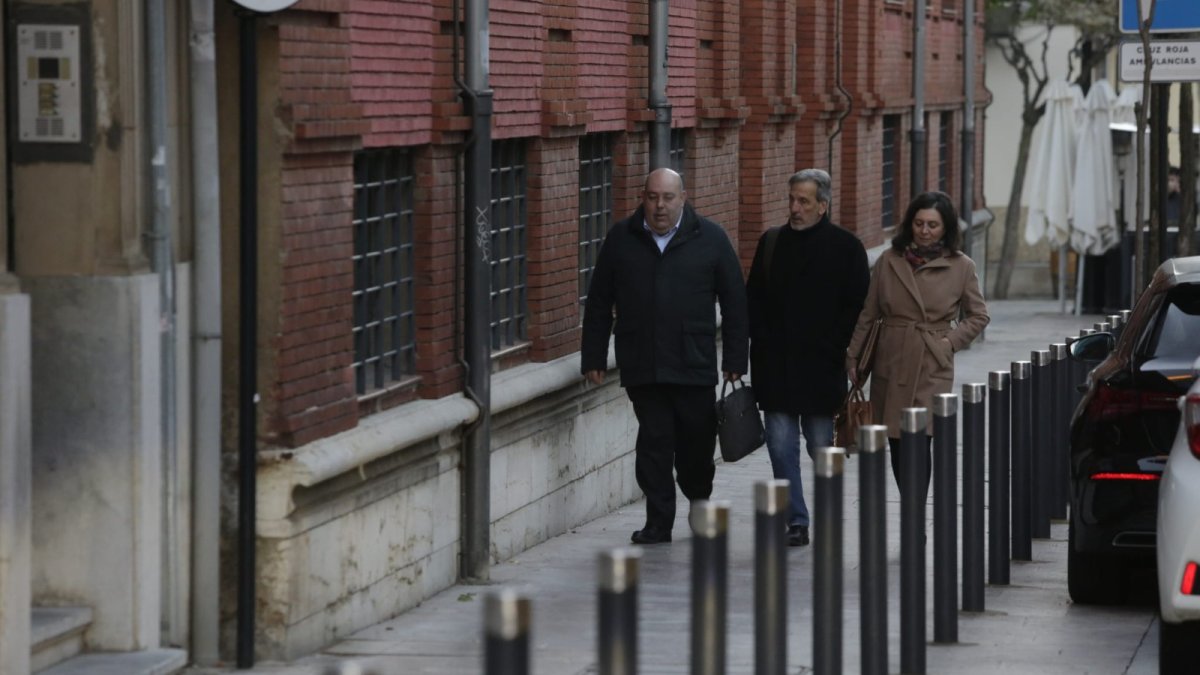 Muñoz llega a la Audiencia junto a sus abogados. FERNANDO OTERO.