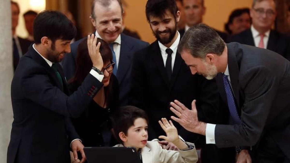 El rey choca la mano al pequeño Adrián