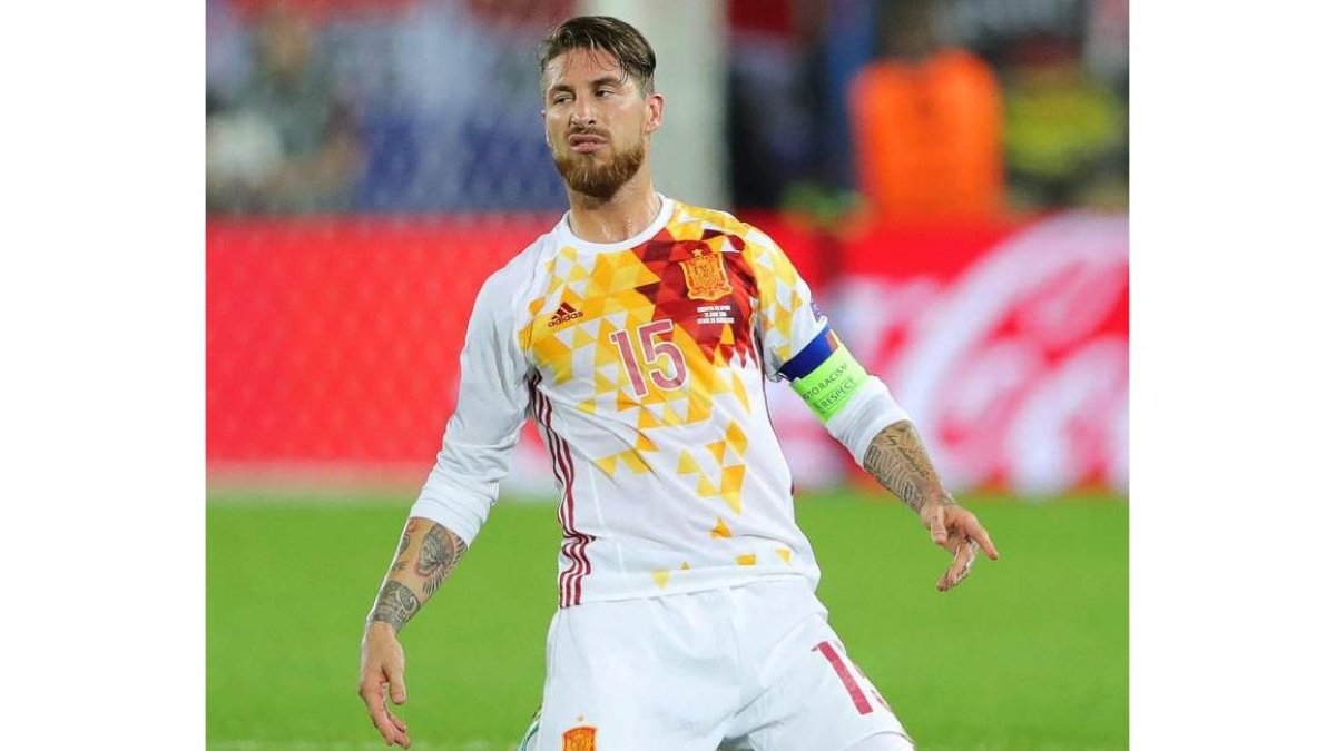 Gesto de resignación de Sergio Ramos tras fallar el penalti. ARMANDO BABANI