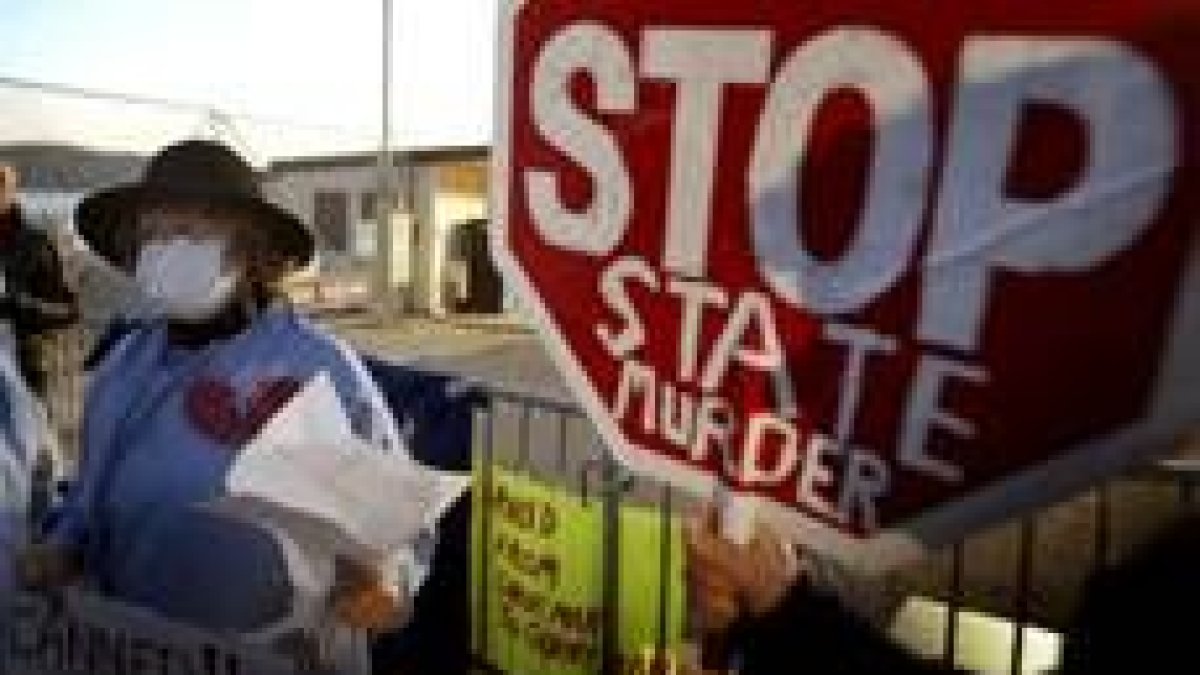 Protestas contra la pena capital delante del penal de San Quintín, situado en el condado Marin