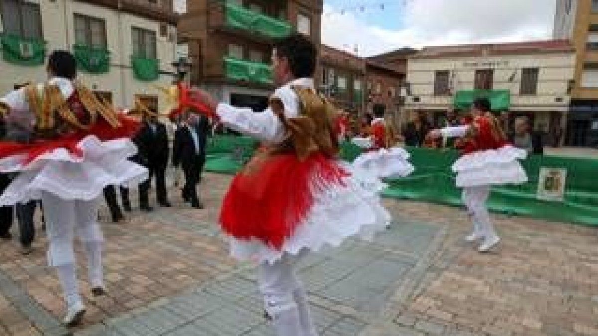 El espectáculo de los bailarines tampoco faltó en la jornada de ayer