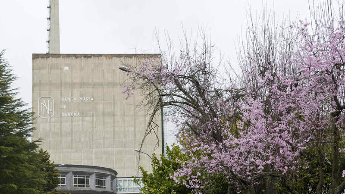 Imagen exterior de la planta de energía nuclear de Garoña, en Burgos.
