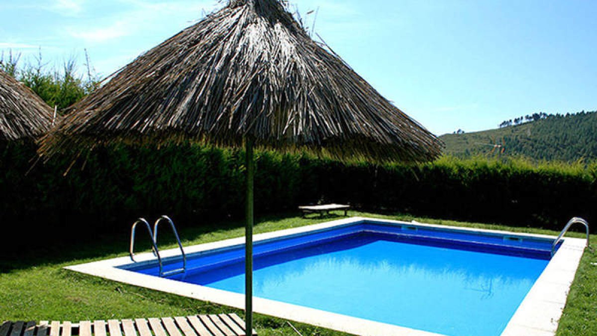 Los materiales utiilzados en su construcción hacen que esta casa rural esté en total sintonía con el entorno en el que está enclavada.